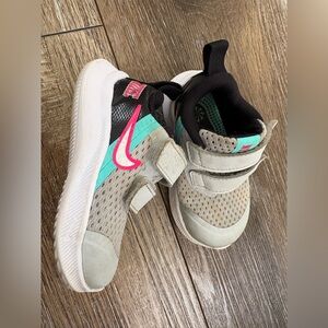 Nike Kids' Gray and Pink Sneakers free run 4C